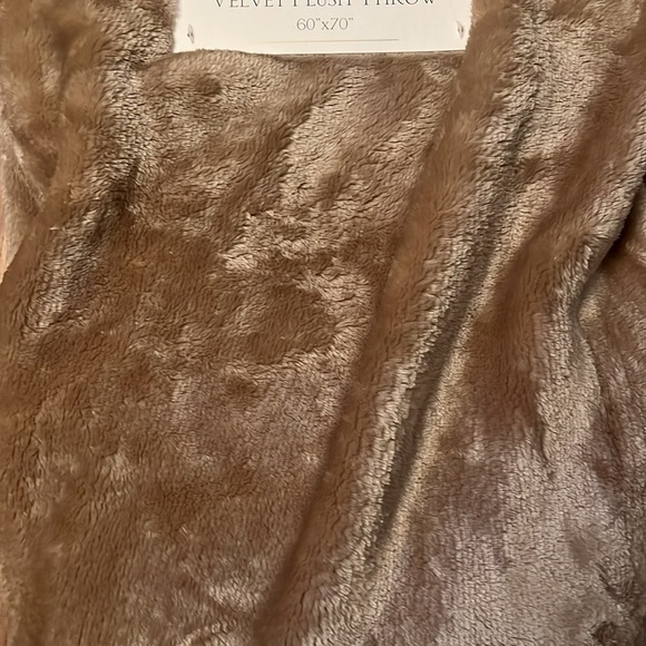 Olivia & Co buttery soft velvet plush throw - Picture 3 of 3